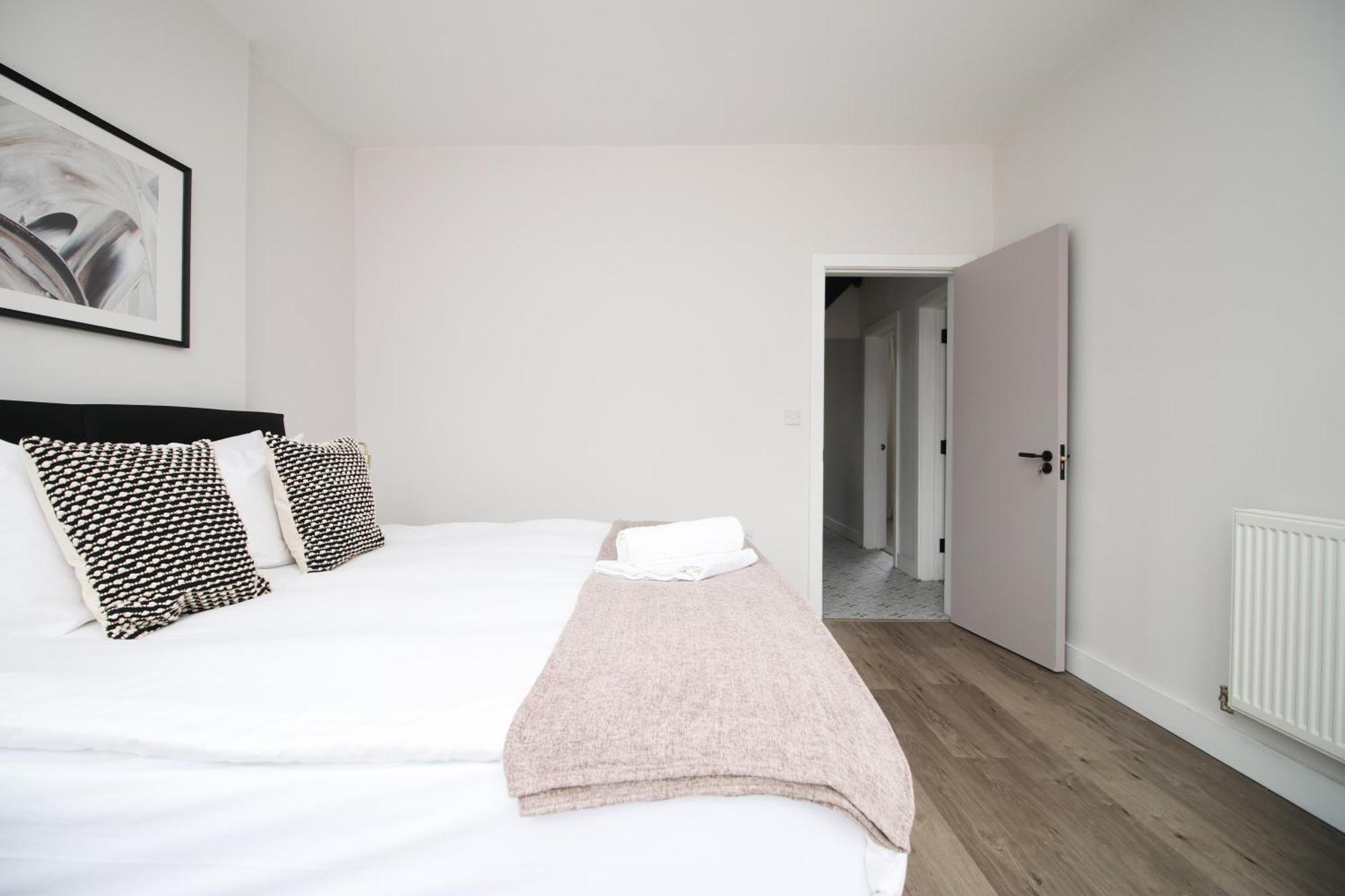 Large 5 Bedroom House - Harlequin Gardens By Ty Sa Cardiff Esterno foto